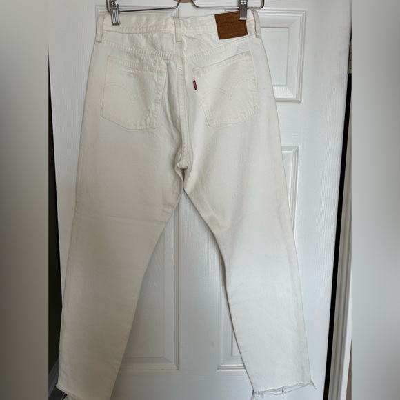 LEVI’S Wedgie Fit White Ripped Jeans Size 28 - Picture 3 of 5